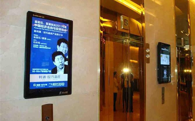 电梯门口有必要安装双面液晶电梯广告机吗？有何优势？