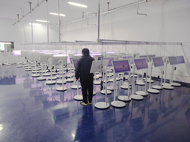 亚星会员登录科技员工正在如火如荼地加班加点赶闺蜜机