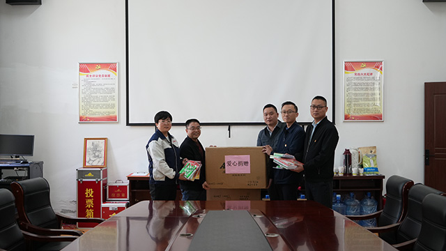 亚星会员登录科技党支部及其他党员们为福利院儿童进行爱心捐赠